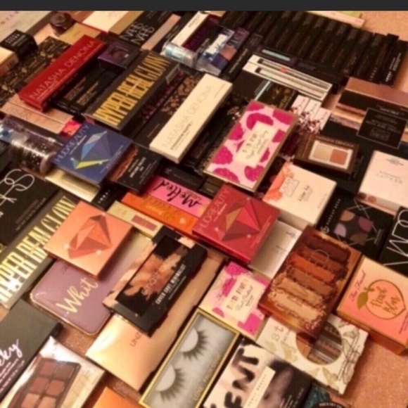 ‼️NEW‼️ HIGH END MAKEUP MYSTERY BOX - Picture 3 of 8